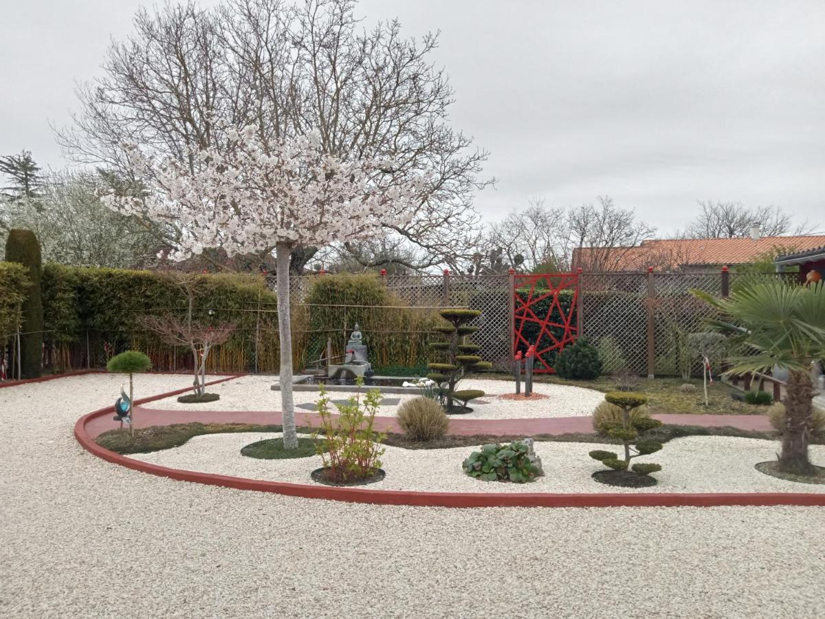 Une Pause Quelque Part Au Jardin Des Erables Et Des Niwakis Saint-Medard-de-Guizieres Εξωτερικό φωτογραφία