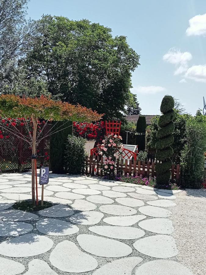 Une Pause Quelque Part Au Jardin Des Erables Et Des Niwakis Saint-Medard-de-Guizieres Εξωτερικό φωτογραφία