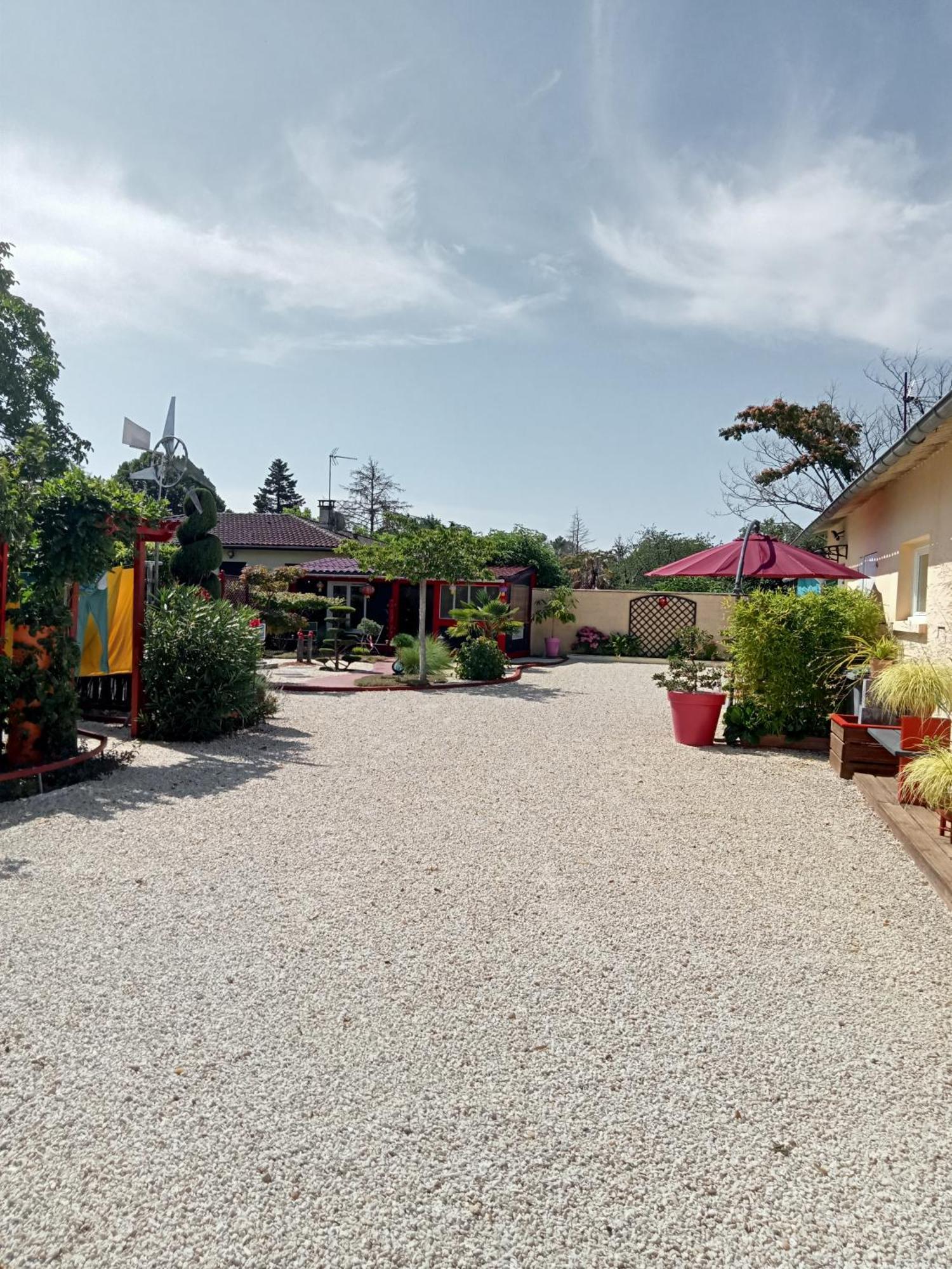 Une Pause Quelque Part Au Jardin Des Erables Et Des Niwakis Saint-Medard-de-Guizieres Εξωτερικό φωτογραφία