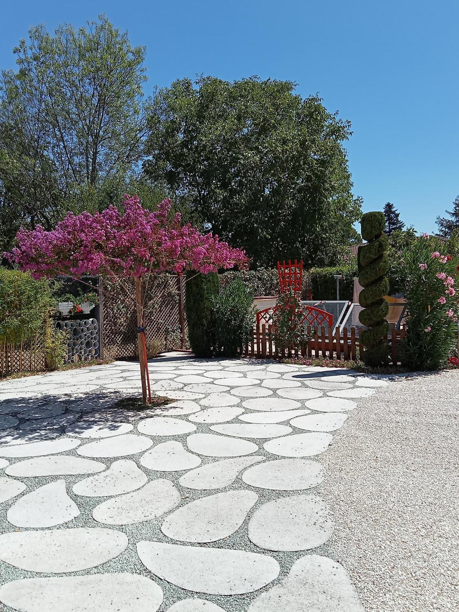 Une Pause Quelque Part Au Jardin Des Erables Et Des Niwakis Saint-Medard-de-Guizieres Εξωτερικό φωτογραφία