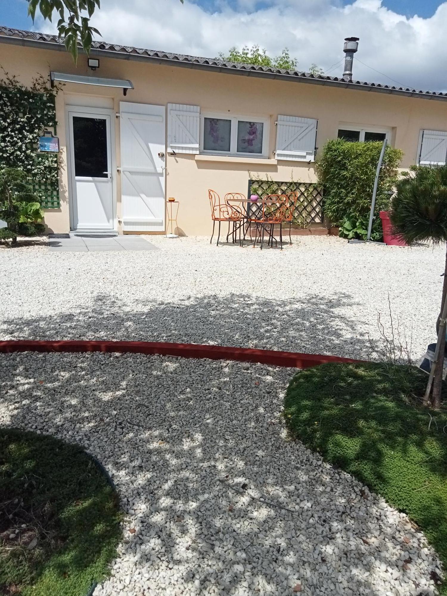 Une Pause Quelque Part Au Jardin Des Erables Et Des Niwakis Saint-Medard-de-Guizieres Εξωτερικό φωτογραφία