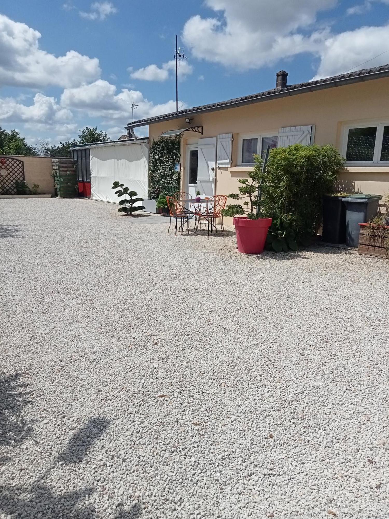 Une Pause Quelque Part Au Jardin Des Erables Et Des Niwakis Saint-Medard-de-Guizieres Εξωτερικό φωτογραφία