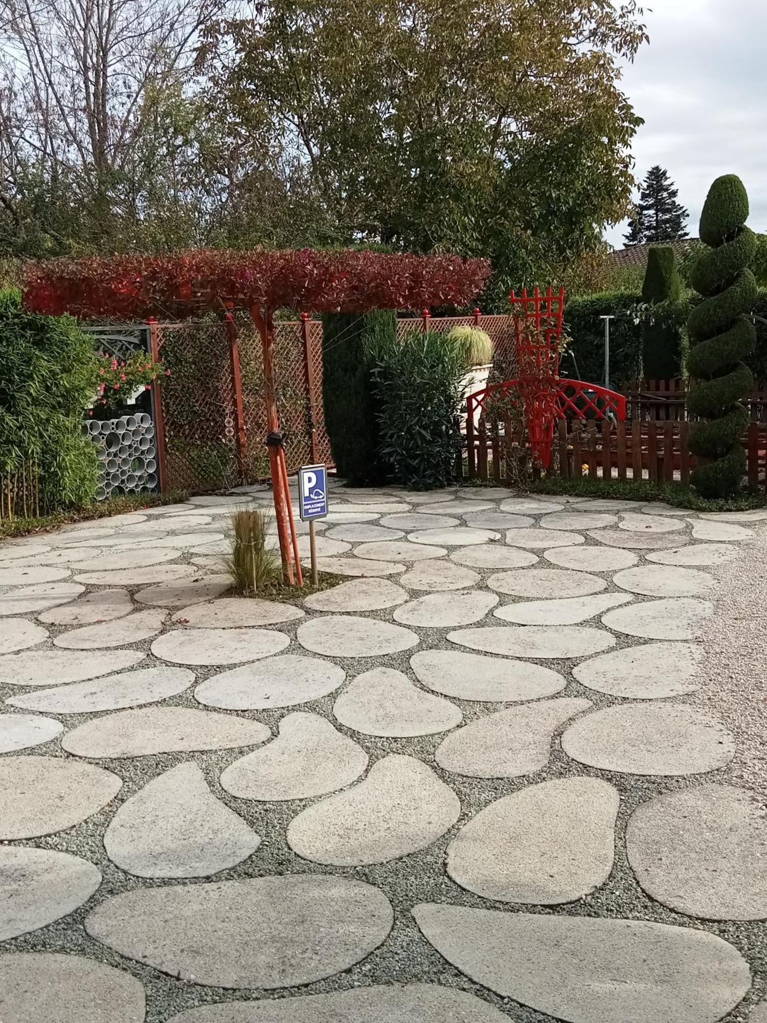Une Pause Quelque Part Au Jardin Des Erables Et Des Niwakis Saint-Medard-de-Guizieres Εξωτερικό φωτογραφία